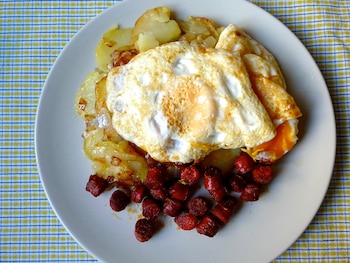 Huevos fritos con patatas y chistorra (Flickr)