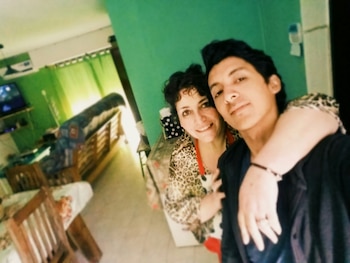 Gonzalo junto a su madre