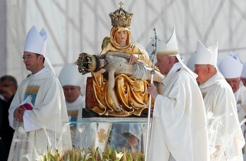 El papa Francisco celebra una