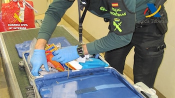 Detenido en el Aeropuerto de Valencia con 4 kilos de cocaína en un doble fondo de su maleta