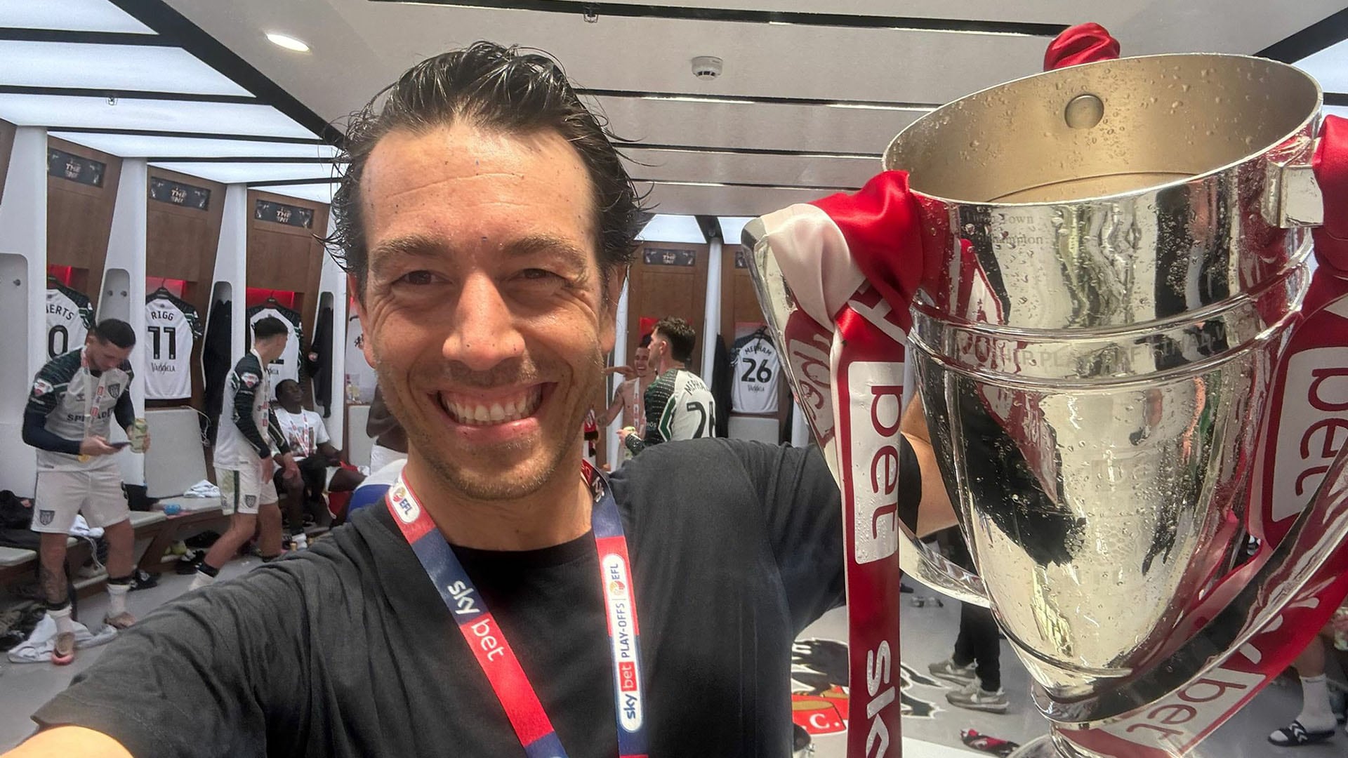 Sartori celebrando el ascenso de Sunderland AFC, del que es accionista, a la Premier League inglesa