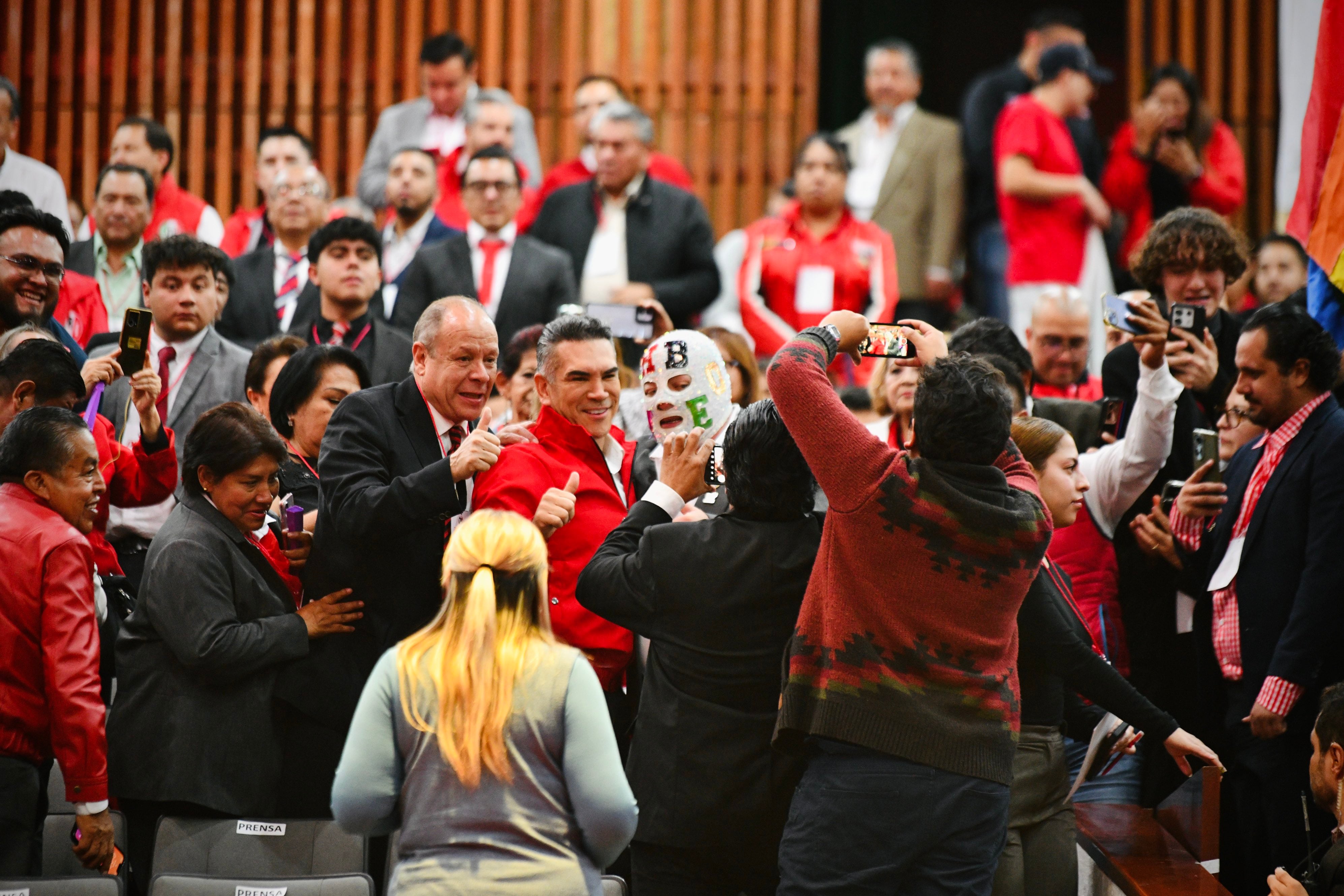Alejandro Moreno aseguró que el PRI es la fuerza política de oposición que le hace frente a Morena. (Foto: X/ Senadores PRI)