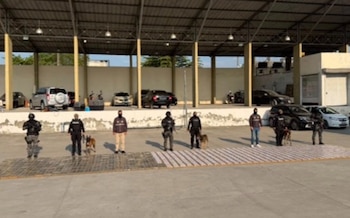 La policía ecuatoriana ante la droga incautada