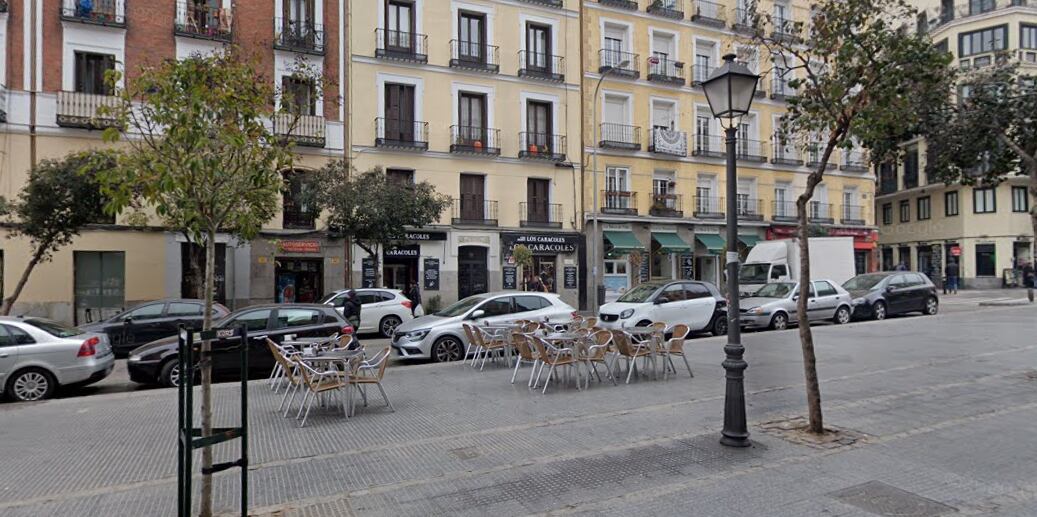 Mesas de una terraza de un bar en la plaza Cascorro, en Madrid. (Google Maps)