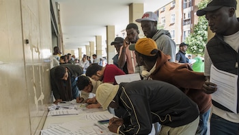 Largas colas en varias comunidades y normalidad en otras en el arranque presencial de la regularización de migrantes