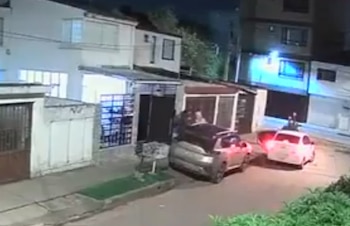 Un hurto de vehículo derivó en la pérdida temporal de una menor de edad, hecho que generó alarma y movilización de efectivos policiales en la localidad, mientras se difundían imágenes del momento en redes sociales - crédito Captura de pantalla / Cámaras de Seguridad