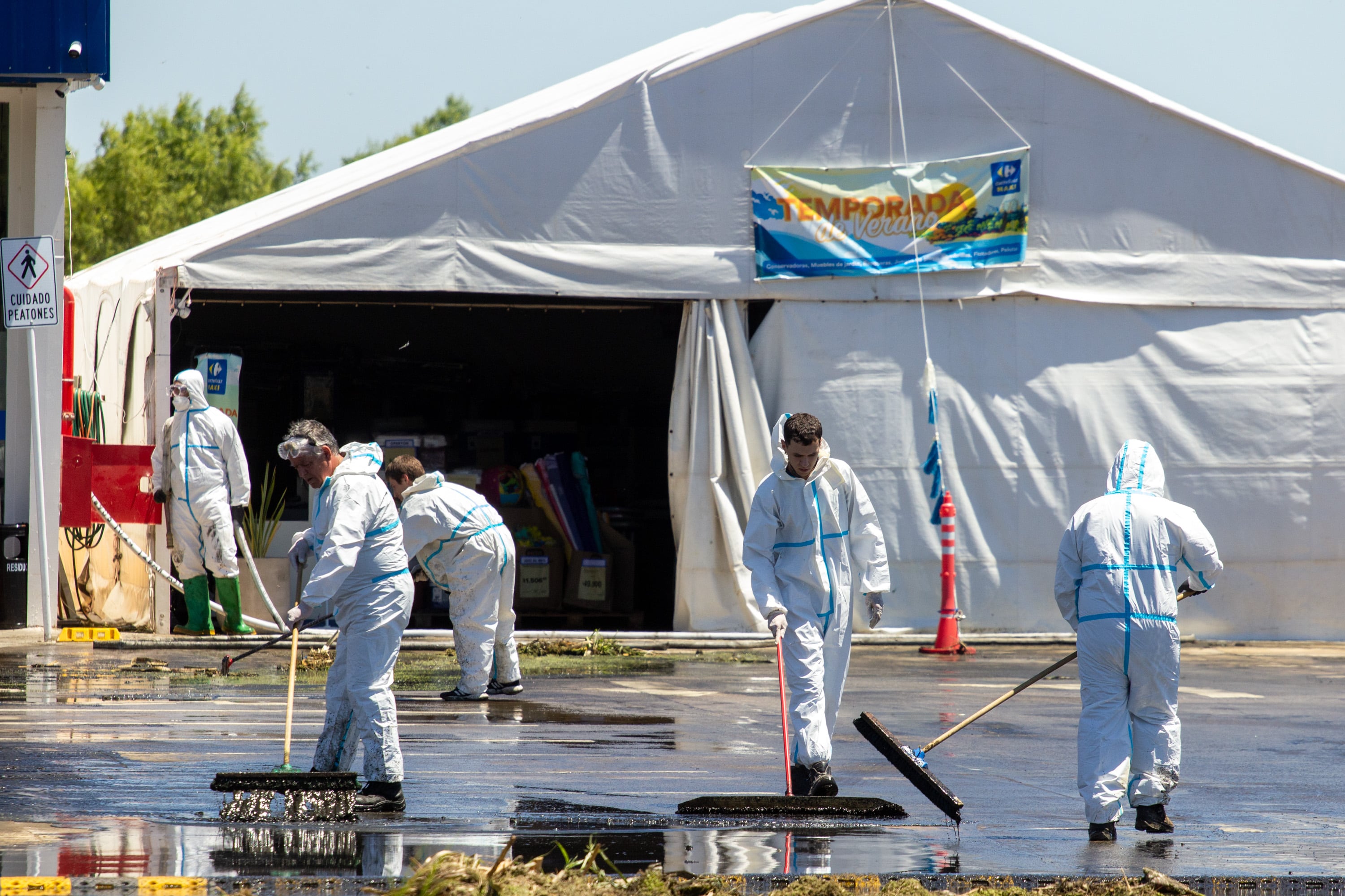 Las autoridades municipales y la concesionaria Aubasa implementaron desvíos y recomendaron circular con precaución para evitar accidentes y reducir la dispersión de contaminantes (Crédito: Pablo Klauffer)