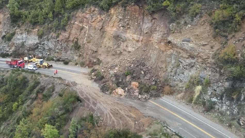 Interrumpieron el paso en la Ruta 40 por un derrumbe en el tramo de los Siete Lagos: cuándo se normalizará