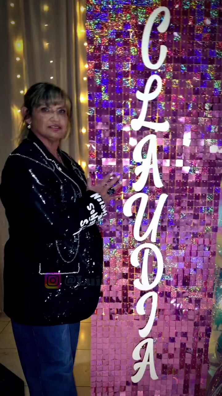 Claudia Valenzuela posó junto al banner preparado para la ocasión