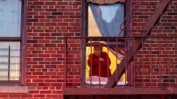 Una mujer observa desde una