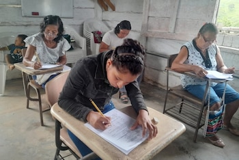 Las clases se imparten en espacios adaptados por los propios vecinos, como pequeñas iglesias convertidas en aulas. (Mides)