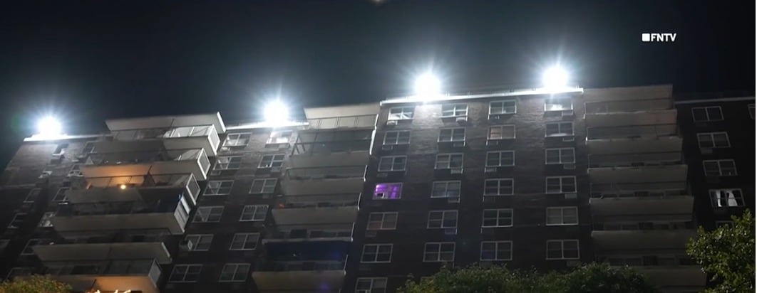 Una mujer murió y un menor sufrió heridas graves tras caer desde un edificio residencial en el Bronx (Captura de video)