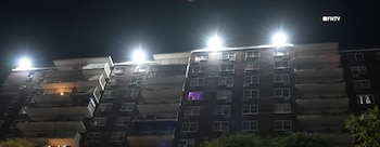 Una mujer murió y un menor sufrió heridas graves tras caer desde un edificio residencial en el Bronx (Captura de video)
