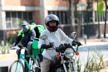 Vista de jóvenes que ayudan