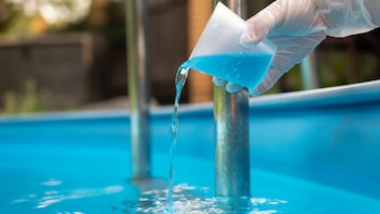 Cómo limpiar el agua verde de la piscina paso a paso