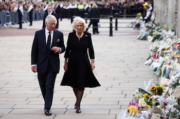 Carlos y Camila pasan delante de los miles de ramos de flores (REUTERS/Henry Nicholls)