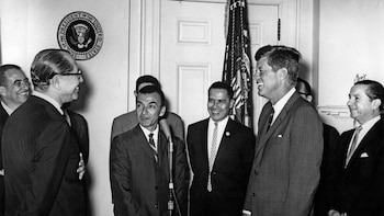 Kennedy reunido con embajadores de