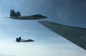 Dos aviones estadounidenses F-22
