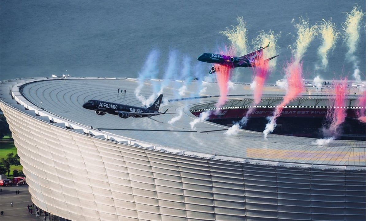 Las imágenes del estadio DHL mostraron a los aviones comerciales avanzando casi en paralelo a una altura cercana al techo de 50 metros.