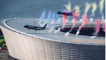 Video viral de dos aviones comerciales pasando a metros de un estadio que impactó a las redes sociales
