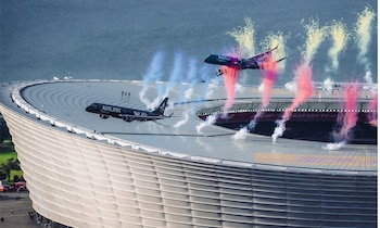 Las imágenes del estadio DHL mostraron a los aviones comerciales avanzando casi en paralelo a una altura cercana al techo de 50 metros.