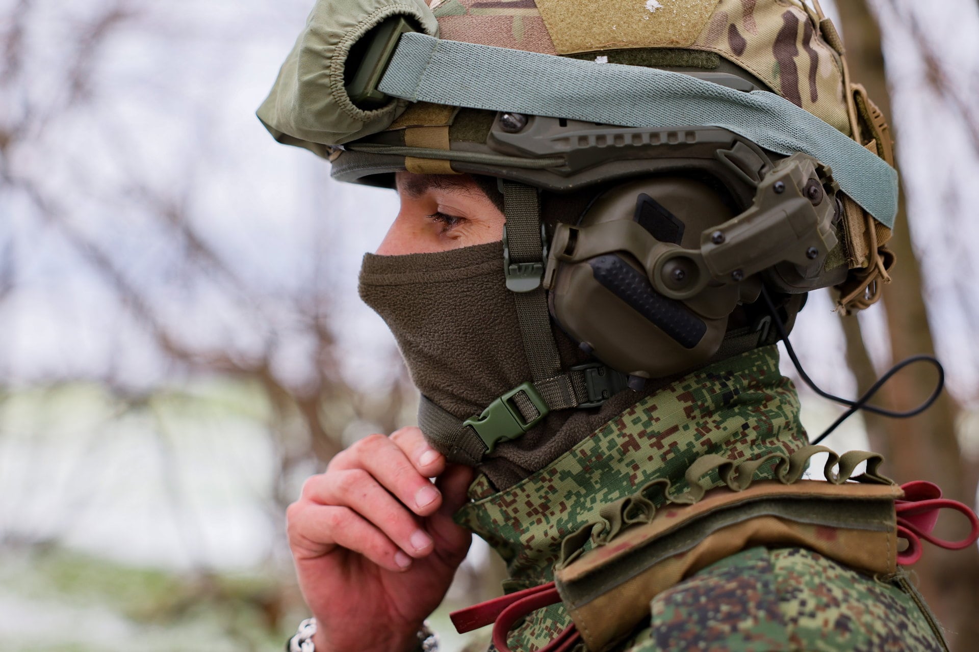 Un militar de una unidad de artillería del 49.º Ejército de Armas Combinadas, perteneciente al Grupo de Fuerzas Dniéper de Rusia, se ve en la posición de un cañón de campaña 2A36 Giatsint-B de 152 mm en la zona de la operación militar especial rusa. Alexei Konovalov/TASS