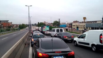 Largas filas de vehículos sobre