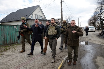 Volodimir Zelensky escucha al alcalde local, Anatolii Fedoruk, mientras caminan juntos por la ciudad de Bucha, en las afueras de Kiev, recuperada en las últimas horas por las fuerzas locales (Reuters)
