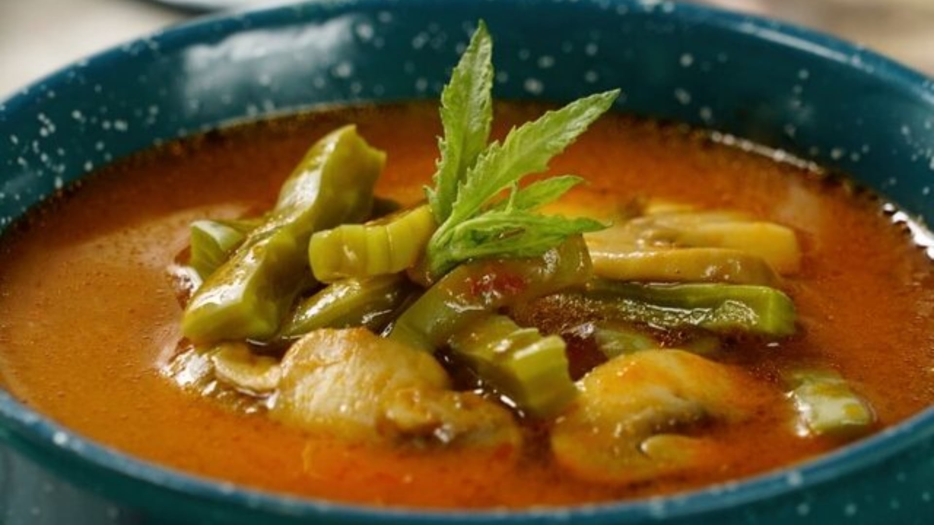 Con nopales, tomates, chiles y cebolla, la tinga de nopales ofrece un platillo nutritivo que evoca los sabores caseros de las abuelas mexicanas.(RS)