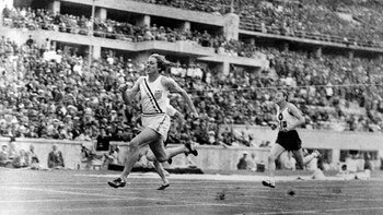 Helen Stephens cruza la línea