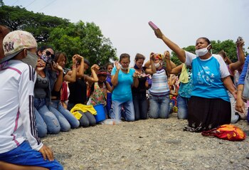 Familiares de reclusos protestan fuera