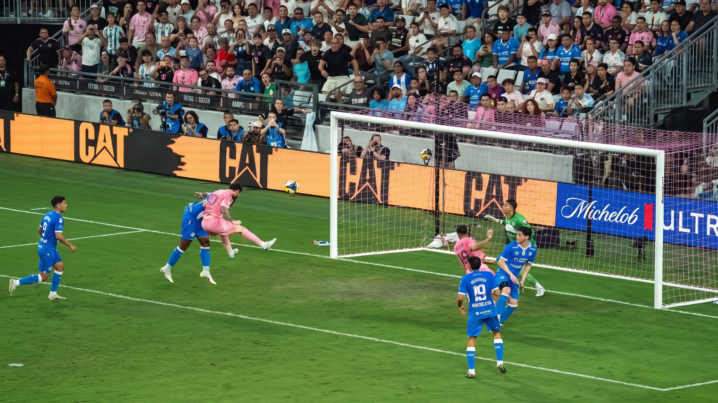 El delantero Lionel Messi rompe el cero contra Cruz Azul en el Campeones Cup. (Imagen Ilustrativa Infobae)