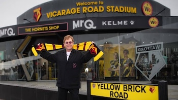Elton John pasó de ser un simple hincha en su adolescencia a convertirse en dirigente clave del club con respaldo financiero y presencia en la conducción (Watford)
