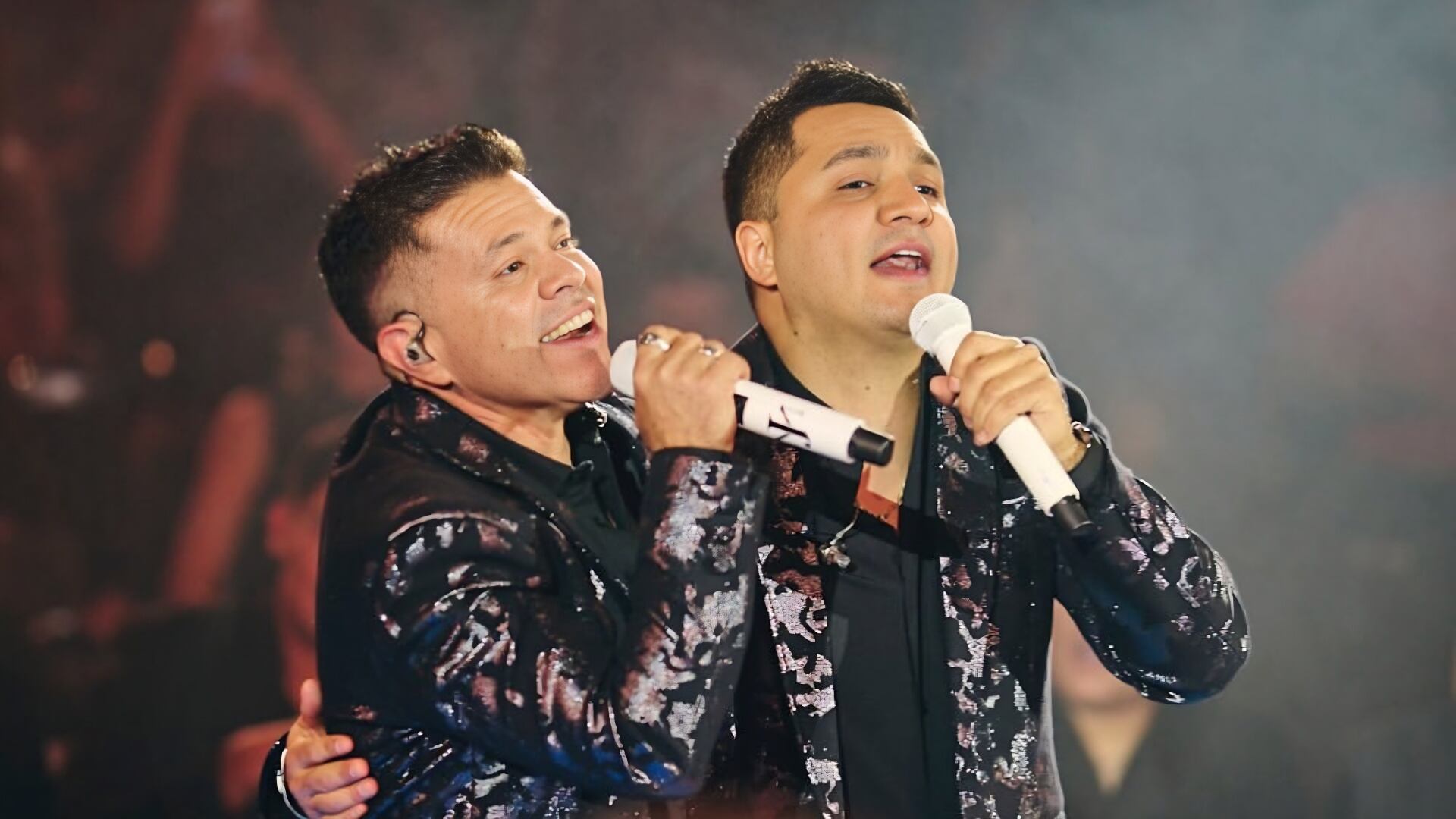 A pesar de sus esfuerzos por continuar, Cuen se retiró del escenario, dejando que Jorge Medina concluyera el concierto en solitario. (josicuenoficial / Instagram)