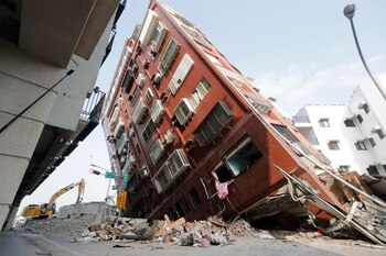 Terremoto en Taiwán: rescatistas buscan a más de cien personas atrapadas entre los escombros. (AP Foto/Chiang Ying-ying)