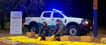 Gendarmes junto a los paquetes