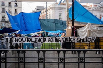 29/09/2026 Decenas de personas continúan en la acampada por el 'Decreto Maricarmen' en la Puerta del Sol, a 29 de septiembre de 2026, en Madrid (España). Decenas de personas siguen acampados en la Puerta del Sol para exigir nuevas medidas para el problema de la vivienda en lo que han apodado el 'Decreto Maricarmen' llamado así en honor a la octogenaria que fue desahuciada el pasado miércoles, 23 de septiembre, en Madrid.
POLITICA
Gabriel Luengas - Europa Press