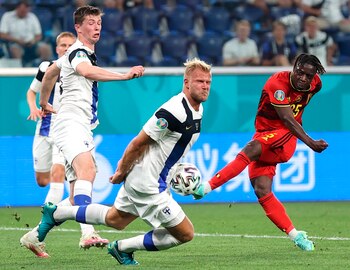 Jeremy Doku (d) de Bélgica