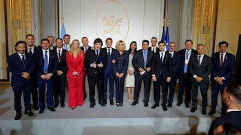 PORTADA El presidente Javier Milei mantuvo una reunión con su par de la República Francesa, Emmanuel Macron, y los gobernadores argentinos en el Palacio del Elíseo.