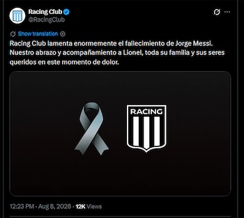 Captura de pantalla de una publicación de Twitter de Racing Club con texto de condolencias, un lazo de luto gris y el escudo blanco de Racing Club sobre fondo negro