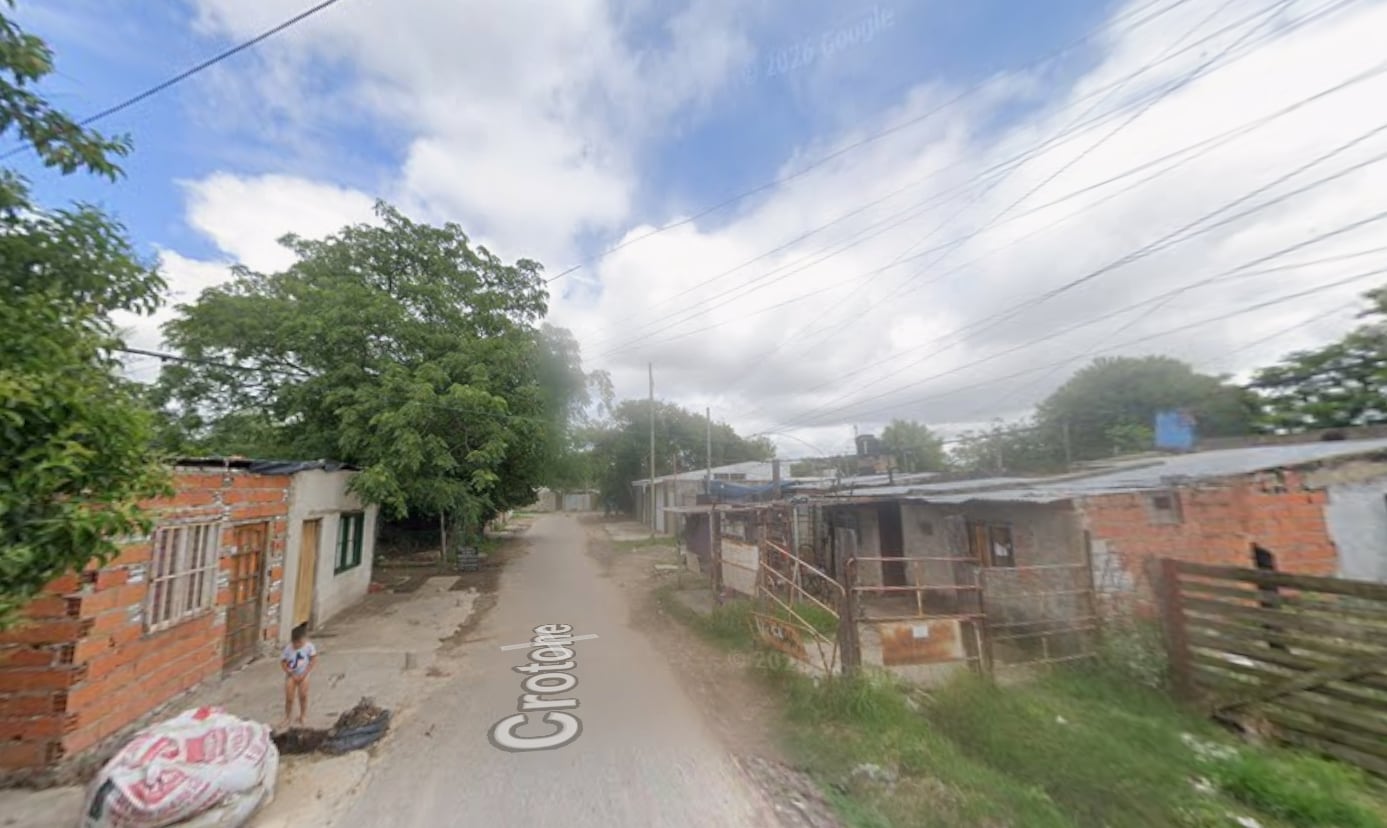 La calle Crotone al 800, cerca de las vías ferroviarias, fue escenario del asesinato de Ian Guevera (Google Maps)