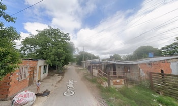La calle Crotone al 800, cerca de las vías ferroviarias, fue escenario del asesinato de Ian Guevera (Google Maps)