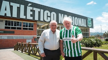Boris Johnson, exprimer ministro del Reino Unido, se declaró hincha de Atlético Nacional: así fue la visita al verde