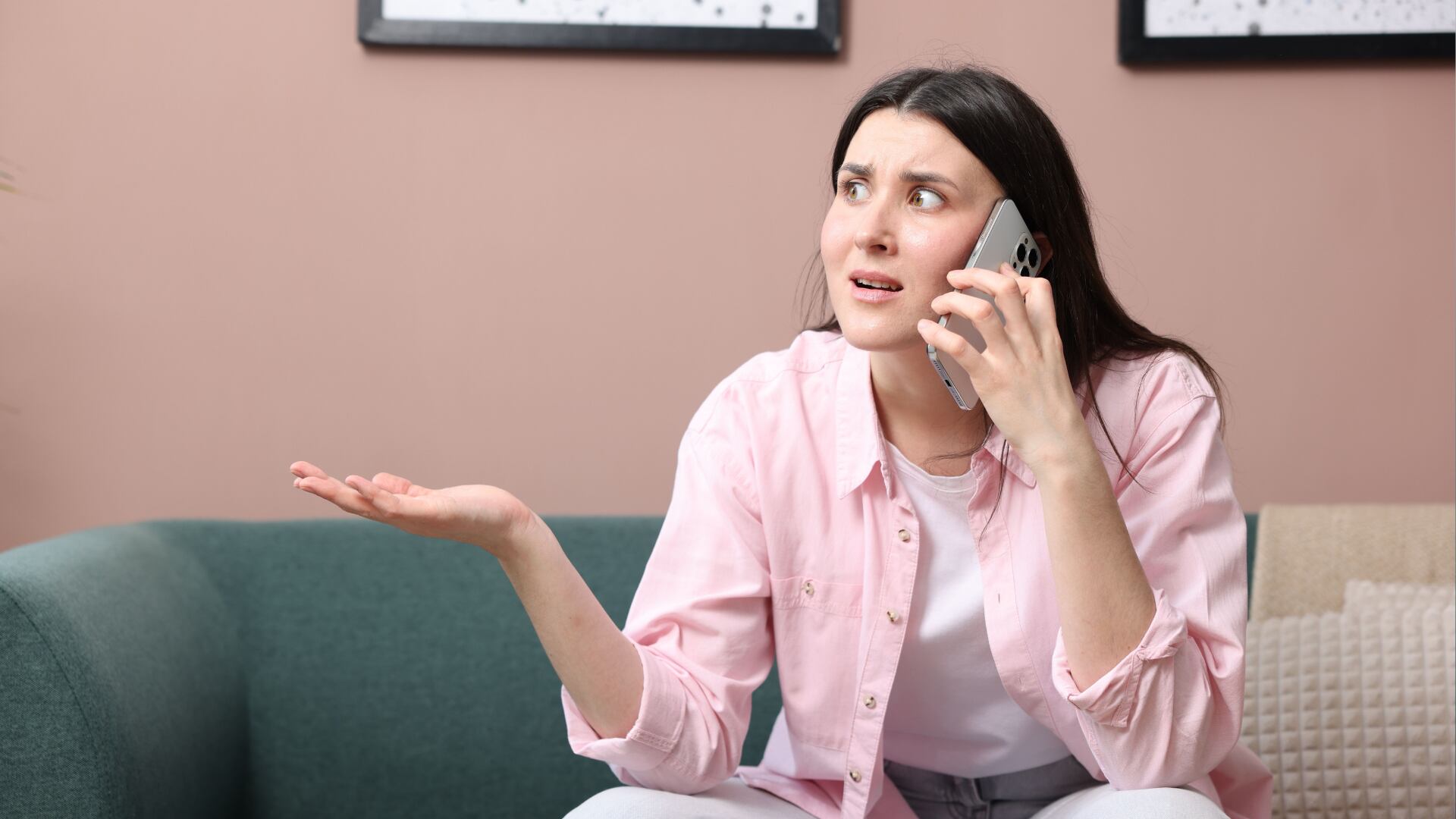 Una mujer se queja por teléfono. (Canva)