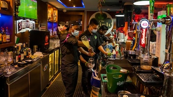 Los baristas preparan tragos en