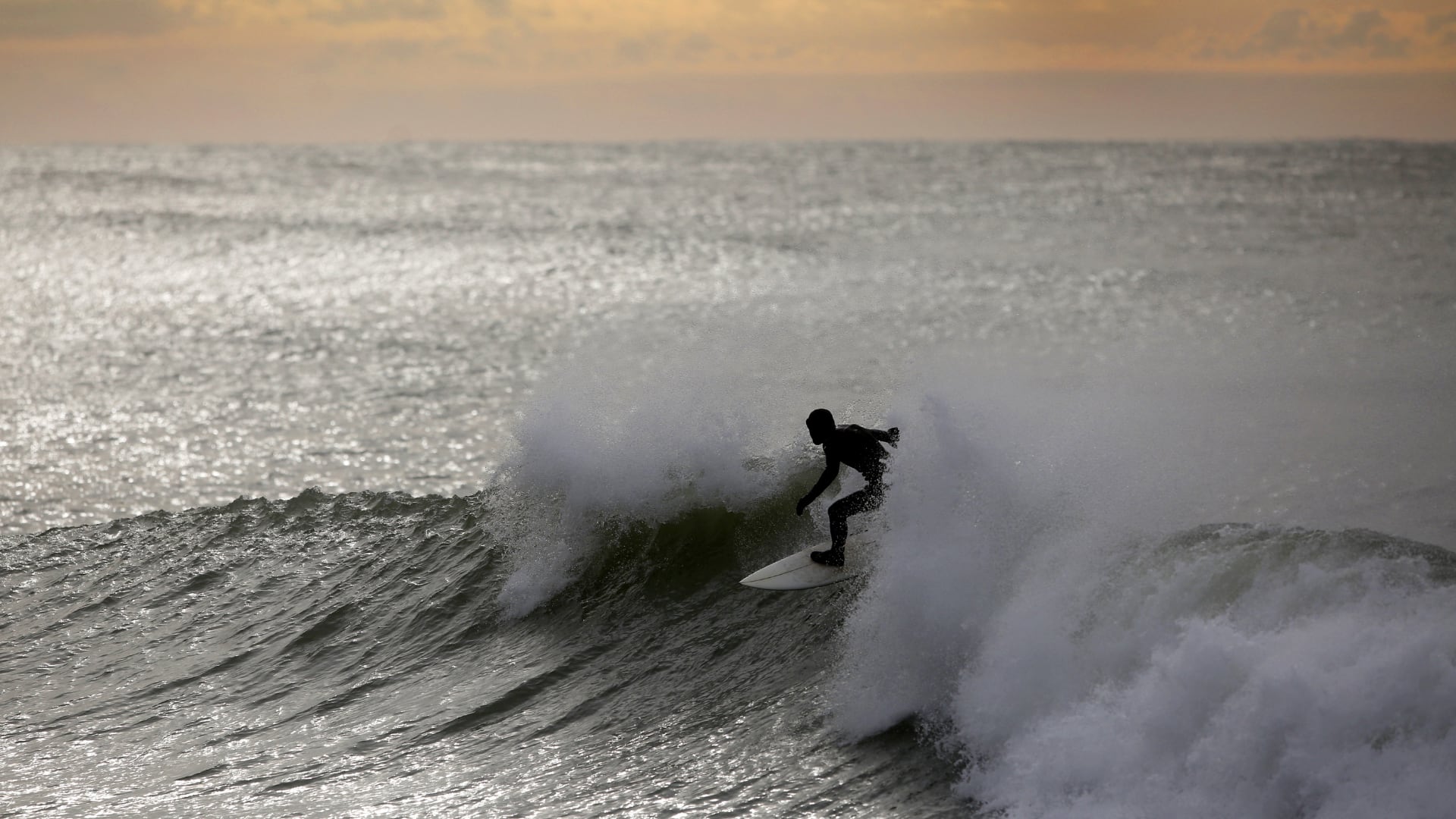 Las escuelas de surf funcionan todo el año y alquilan tablas, trajes y equipamiento (Emturyc)
