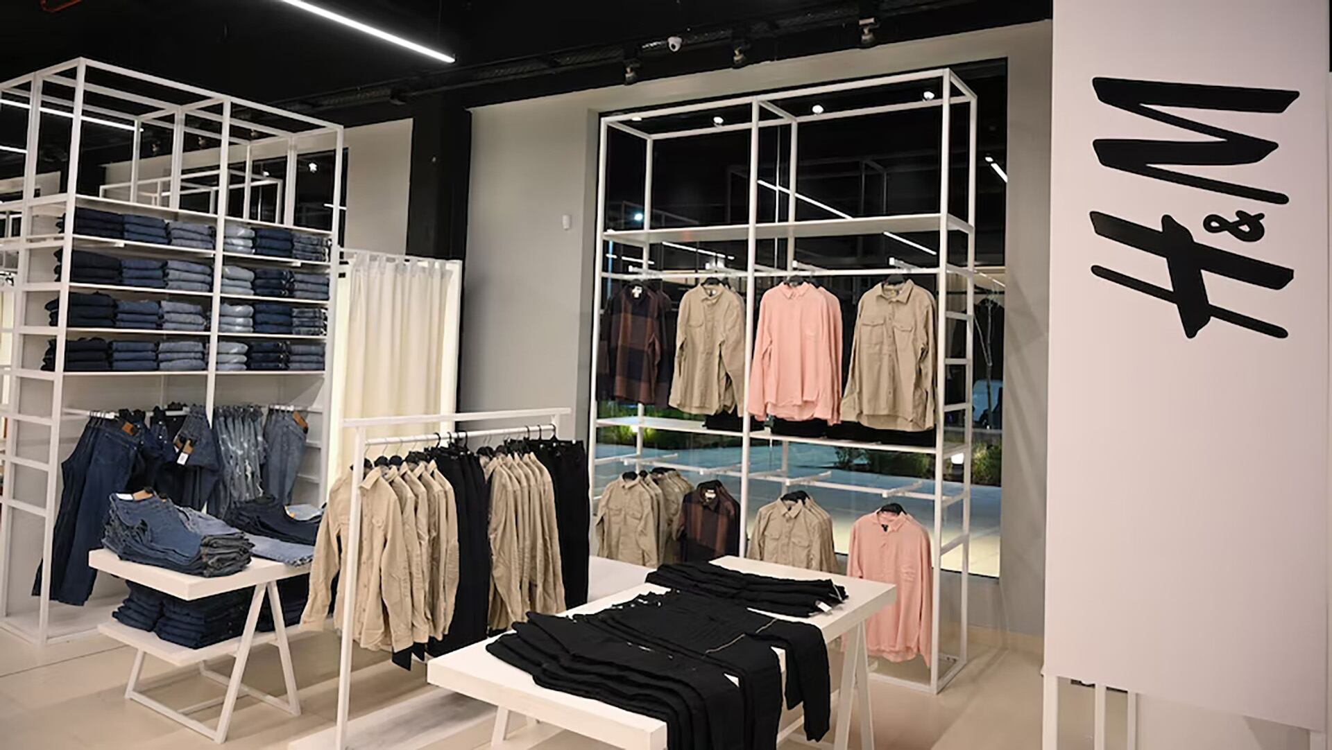 La cadena de supermercados Coto comenzó a vender ropa de la marca sueca H&M en algunas de sus tiendas