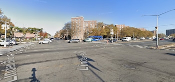 Las obras contemplan la incorporación de carriles exclusivos para autobuses y la creación de ocho nuevas islas de embarque entre Fountain Avenue y Conduit Avenue (Captura Google Maps)