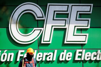 Imagen de archivo del logotipo de la estatal Comisión Federal de Electricidad (CFE) de México, en sus oficinas en Monterrey, México. 9 de febrero de 2021. REUTERS/Daniel Becerril