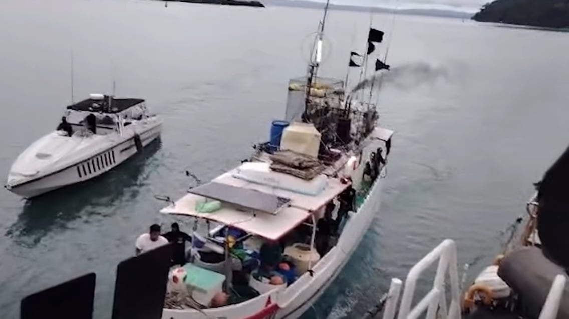 La embarcación pesquera costarricense 'Sol de Oro VI' fue interceptada en aguas del Pacífico, a 289 kilómetros de Golfito, con un cargamento inédito de droga (Cortesía: Presidencia CR).